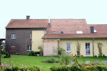 Bau eines Holzpelletspeichers (vor dem Backsteingebäude)