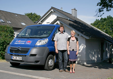 Axel und Barbara Renfordt vor dem Firmenfahrzeug des Baugeschäfts Krämer, 2010 – aufgenommen vor dem heutigen Firmensitz in Iserlohn