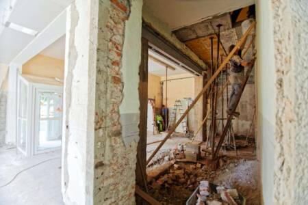 Abbrucharbeiten im Innenbereich eines Gebäudes mit freigelegten Wänden