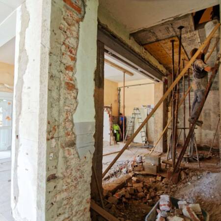 Abbrucharbeiten im Innenbereich eines Gebäudes mit freigelegten Wänden