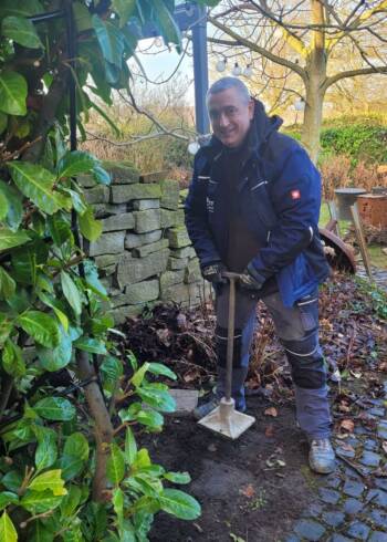 Kostiantyn Smirnykh, Bauhelfer des Baugeschäfts Krämer, bei der Arbeit im Gartenbereich