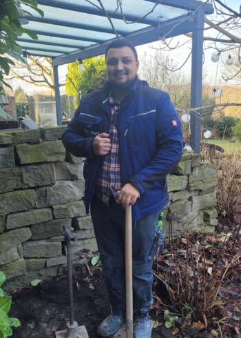 Urim Hasani, Maurer beim Baugeschäft Krämer, bei Arbeiten im Gartenbereich